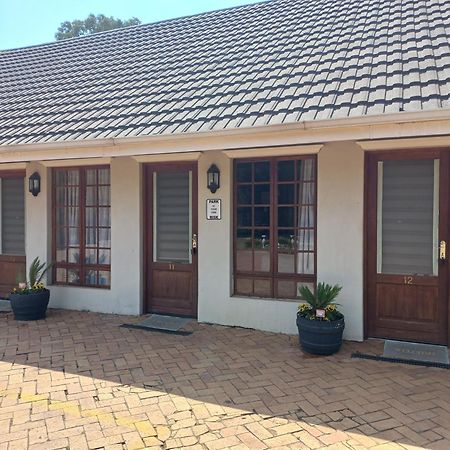 Or Tambo Guest House Kempton Park Esterno foto
