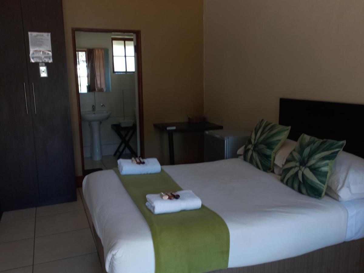 Or Tambo Guest House Kempton Park Esterno foto