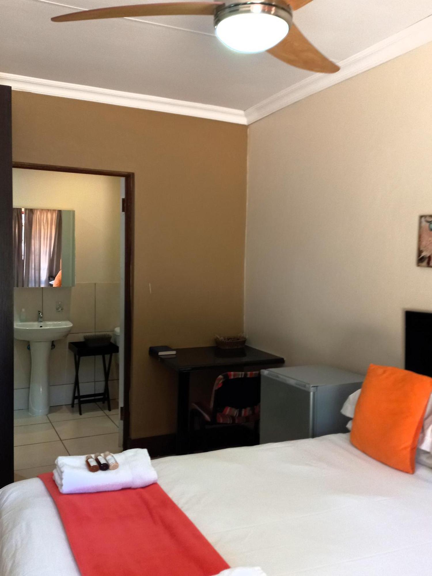 Or Tambo Guest House Kempton Park Esterno foto