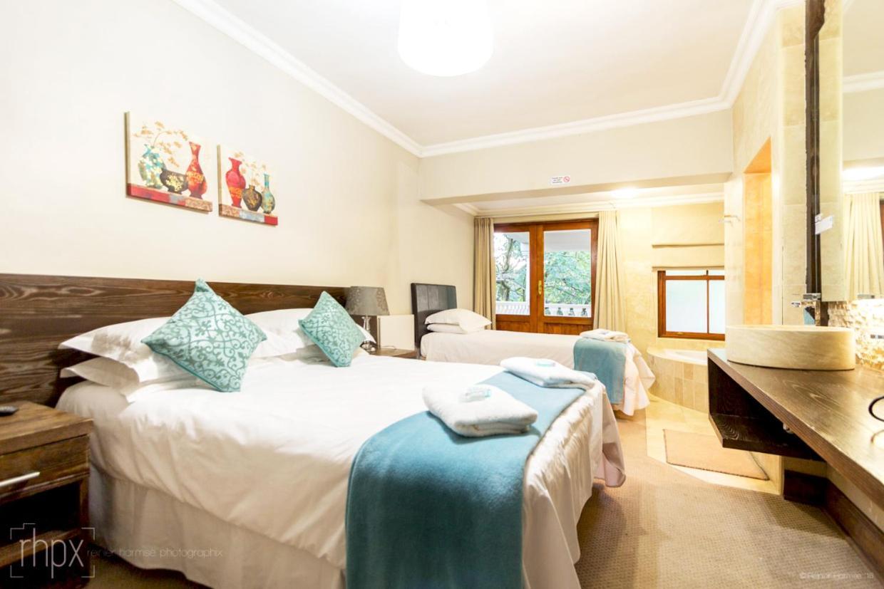 Or Tambo Guest House Kempton Park Esterno foto