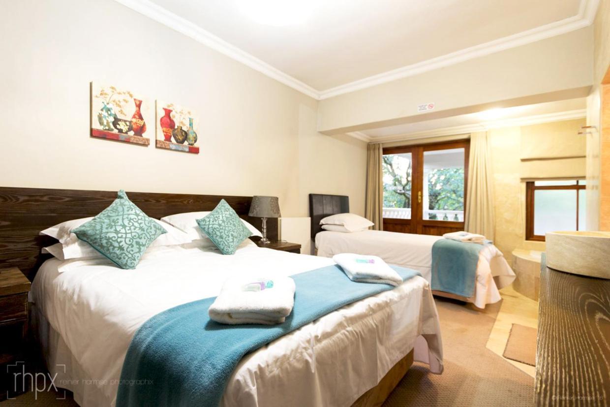 Or Tambo Guest House Kempton Park Esterno foto
