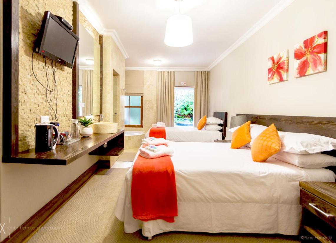 Or Tambo Guest House Kempton Park Esterno foto