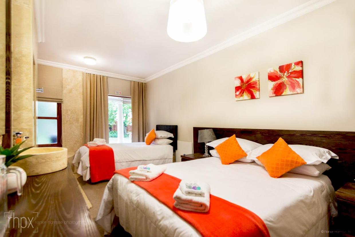 Or Tambo Guest House Kempton Park Esterno foto