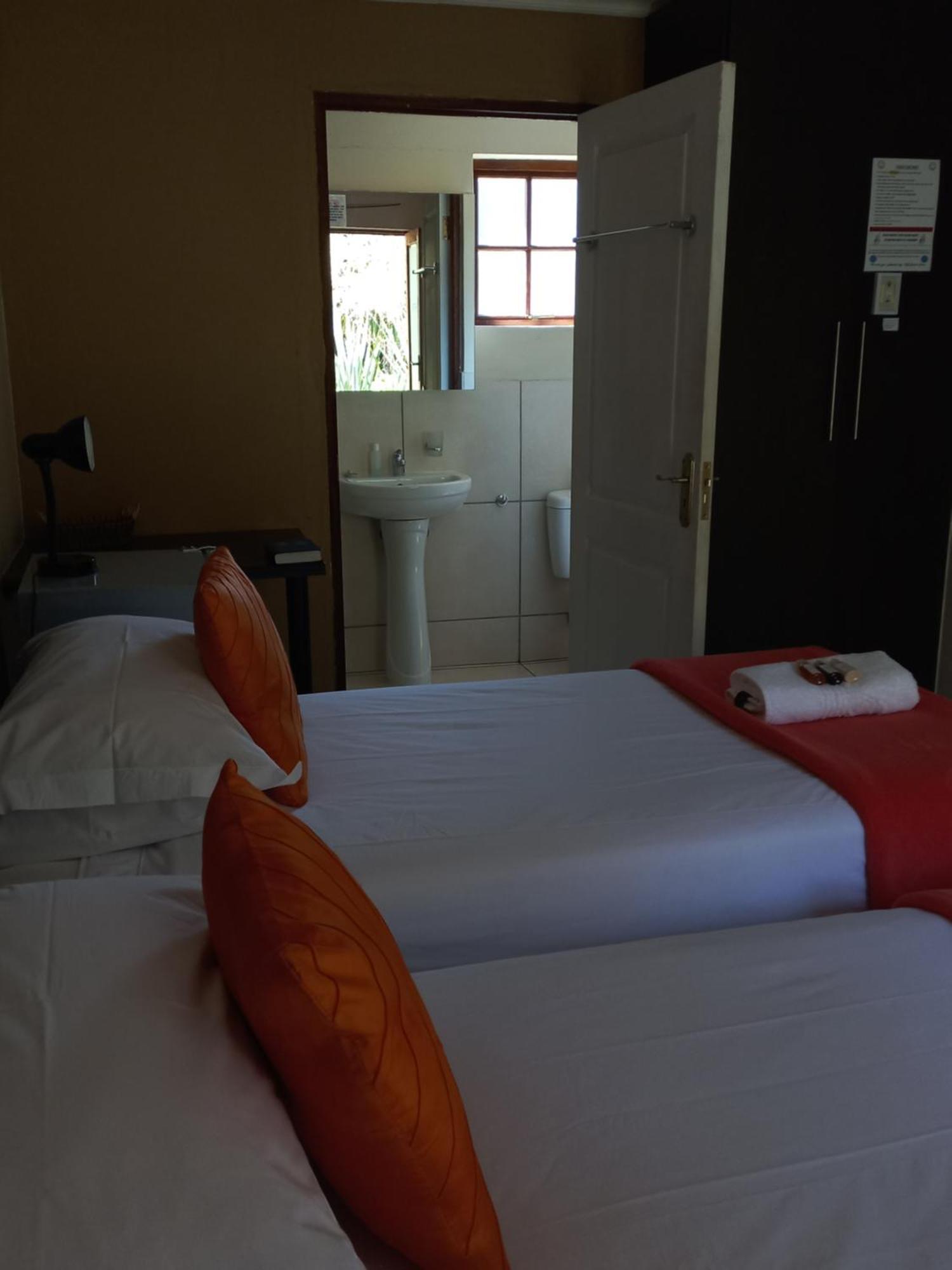 Or Tambo Guest House Kempton Park Esterno foto