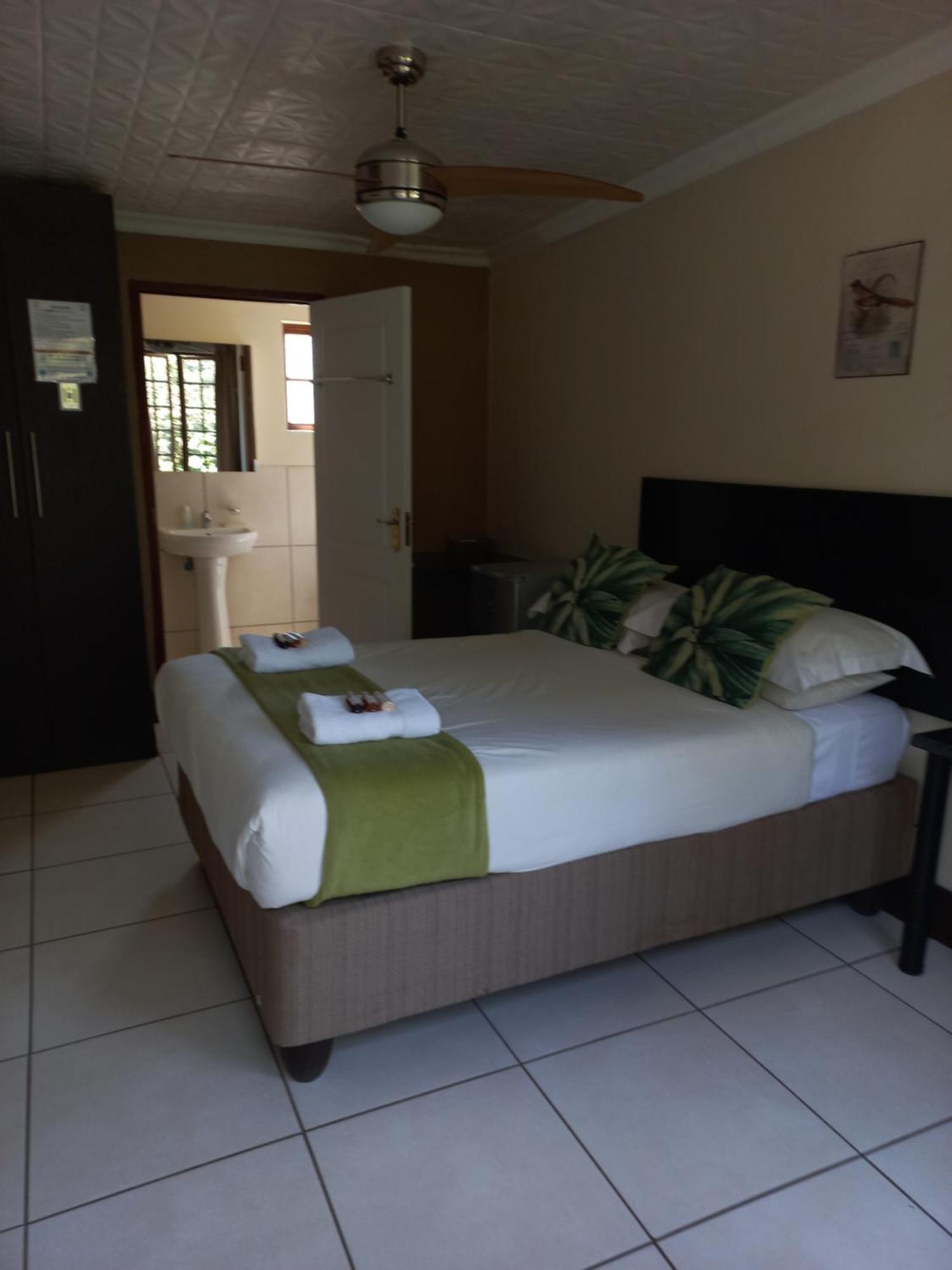 Or Tambo Guest House Kempton Park Esterno foto