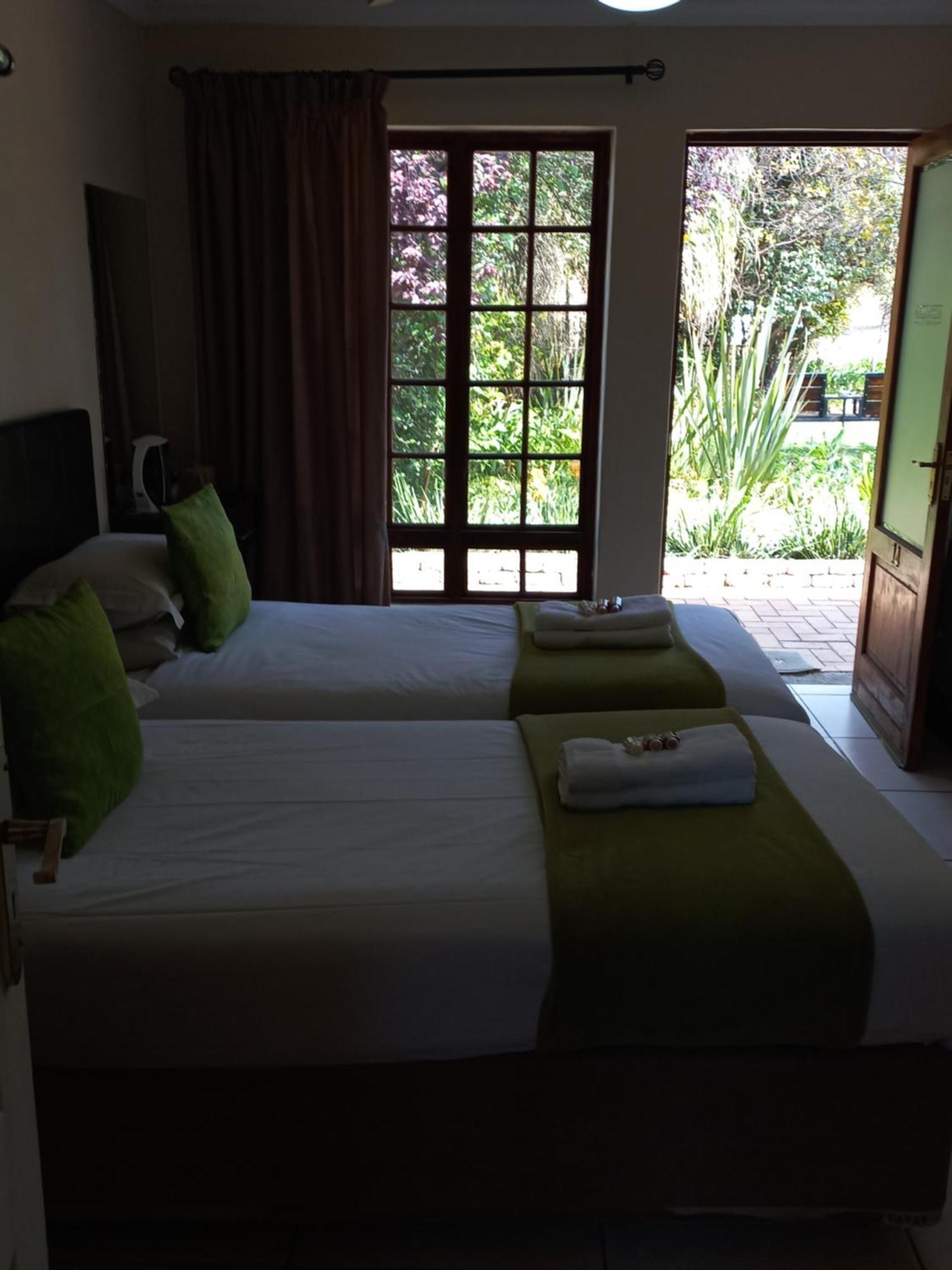 Or Tambo Guest House Kempton Park Esterno foto