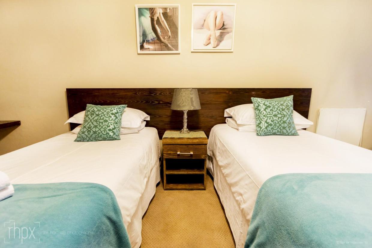Or Tambo Guest House Kempton Park Esterno foto
