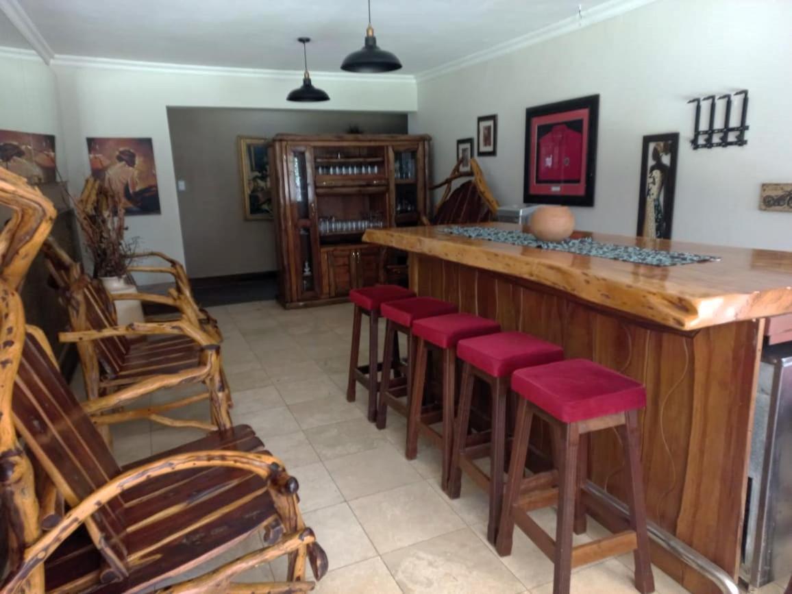 Or Tambo Guest House Kempton Park Esterno foto