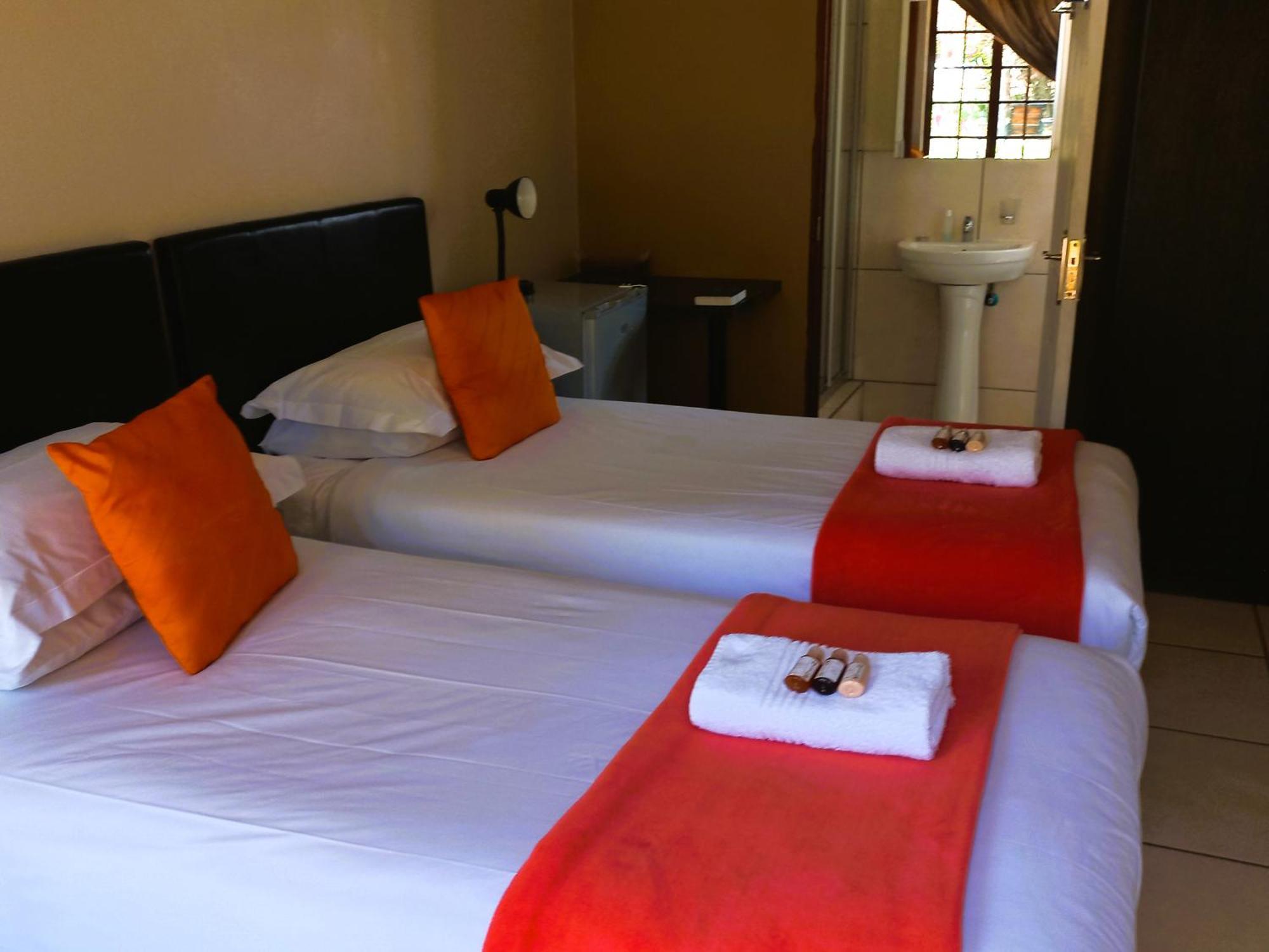 Or Tambo Guest House Kempton Park Esterno foto
