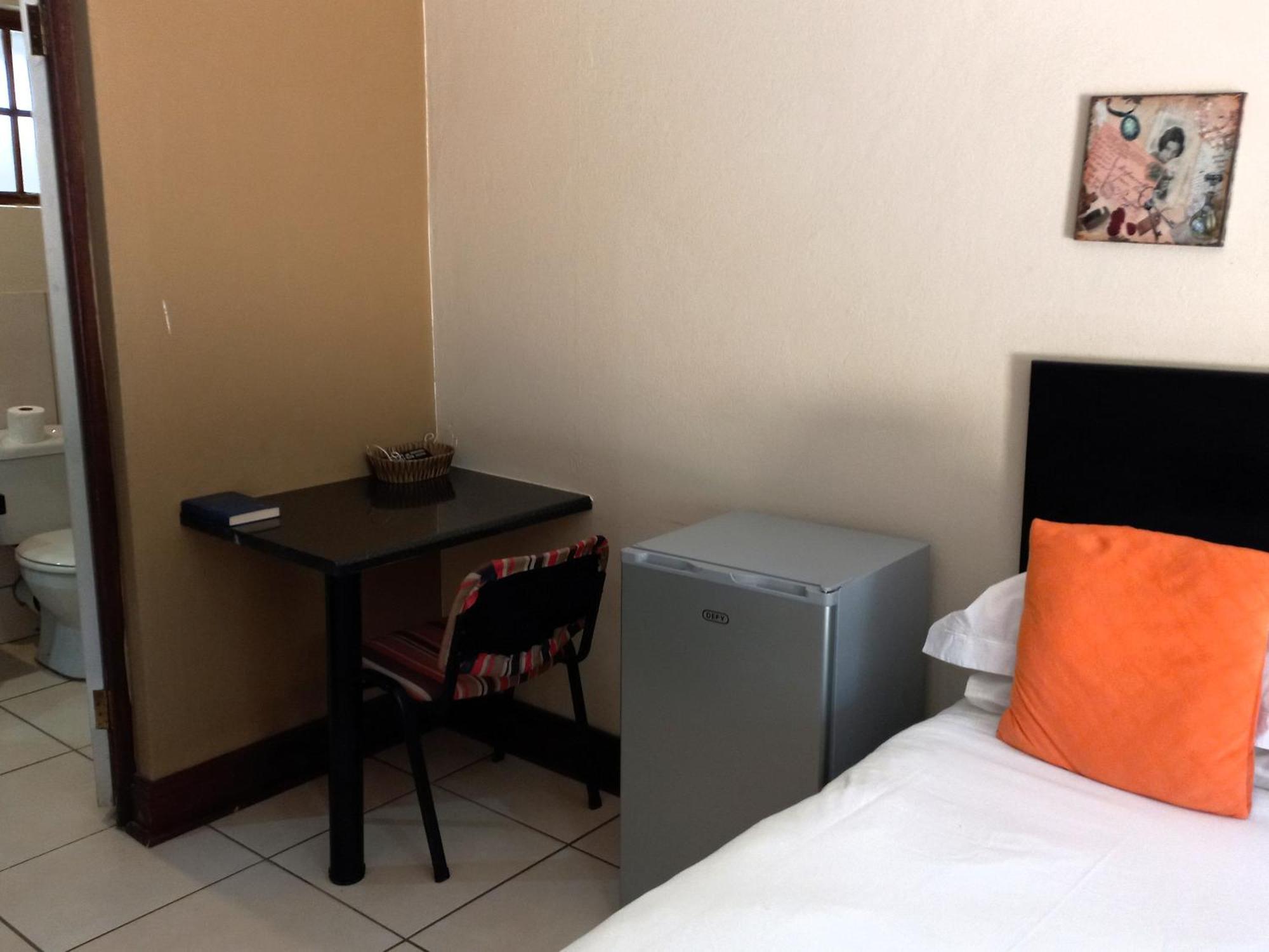 Or Tambo Guest House Kempton Park Esterno foto