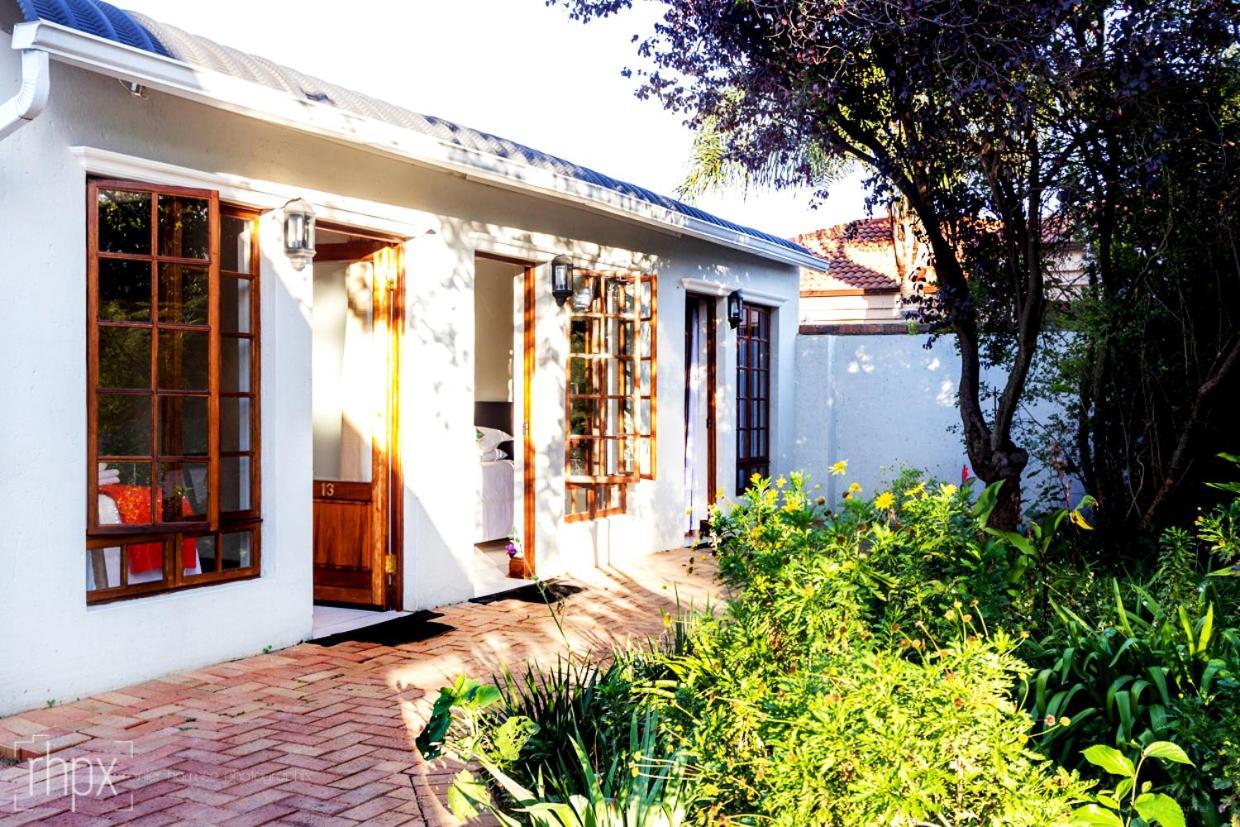 Or Tambo Guest House Kempton Park Esterno foto