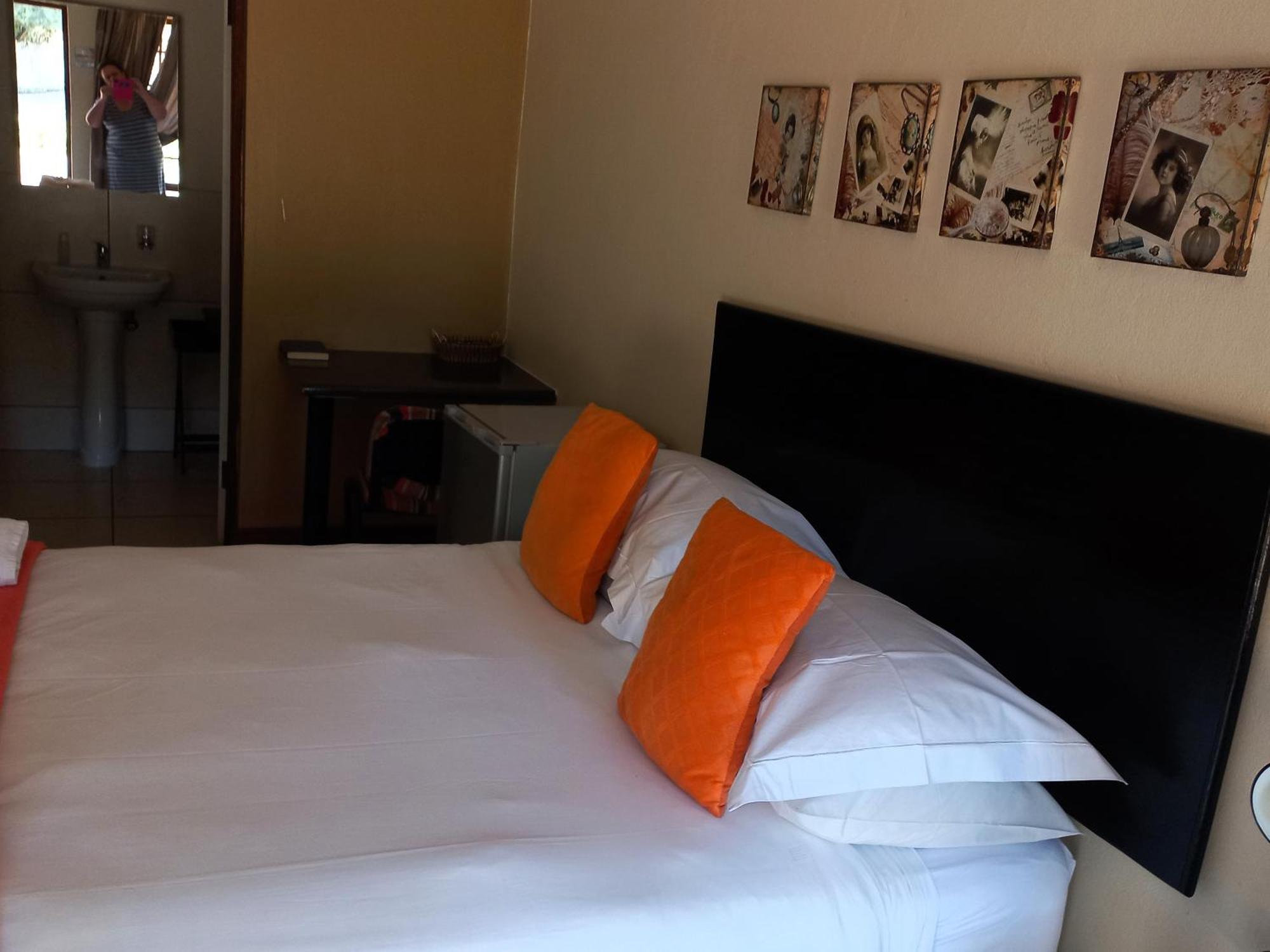 Or Tambo Guest House Kempton Park Esterno foto