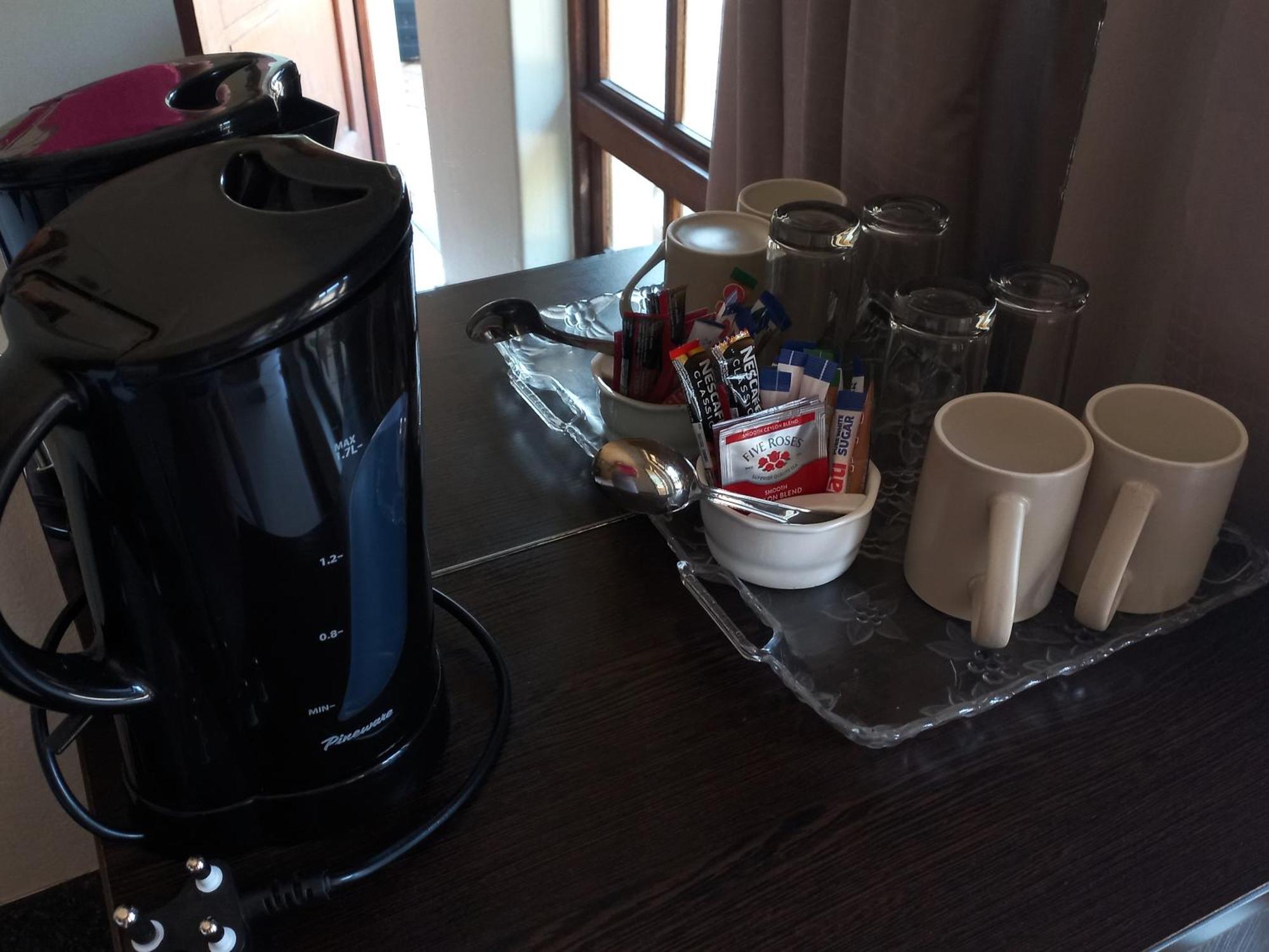 Or Tambo Guest House Kempton Park Esterno foto