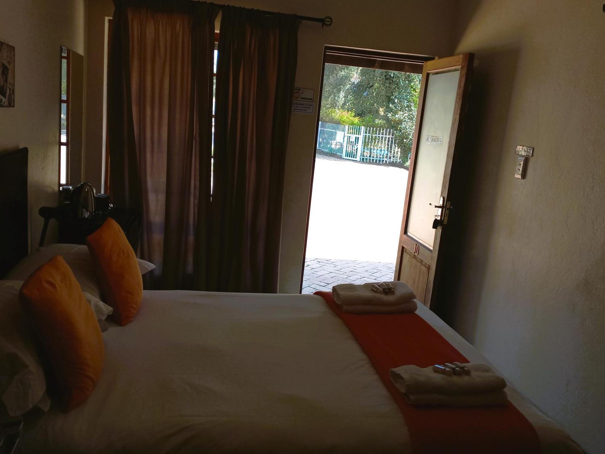 Or Tambo Guest House Kempton Park Esterno foto