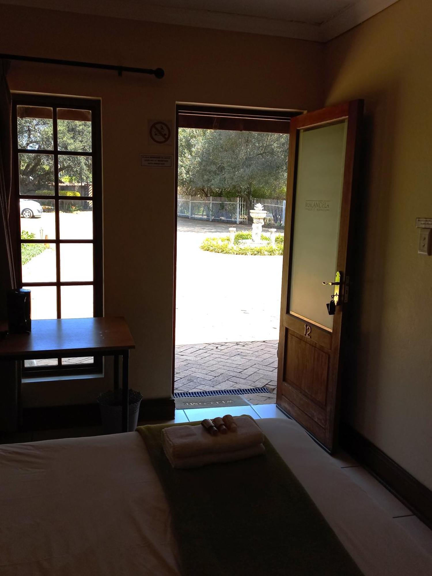 Or Tambo Guest House Kempton Park Esterno foto
