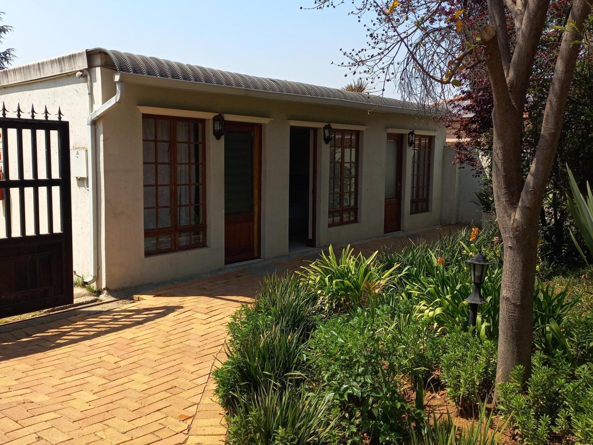 Or Tambo Guest House Kempton Park Esterno foto