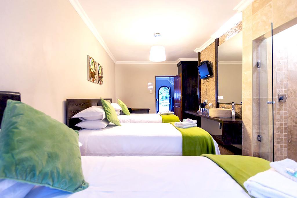 Or Tambo Guest House Kempton Park Esterno foto