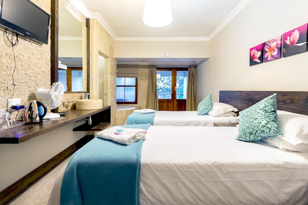 Or Tambo Guest House Kempton Park Esterno foto