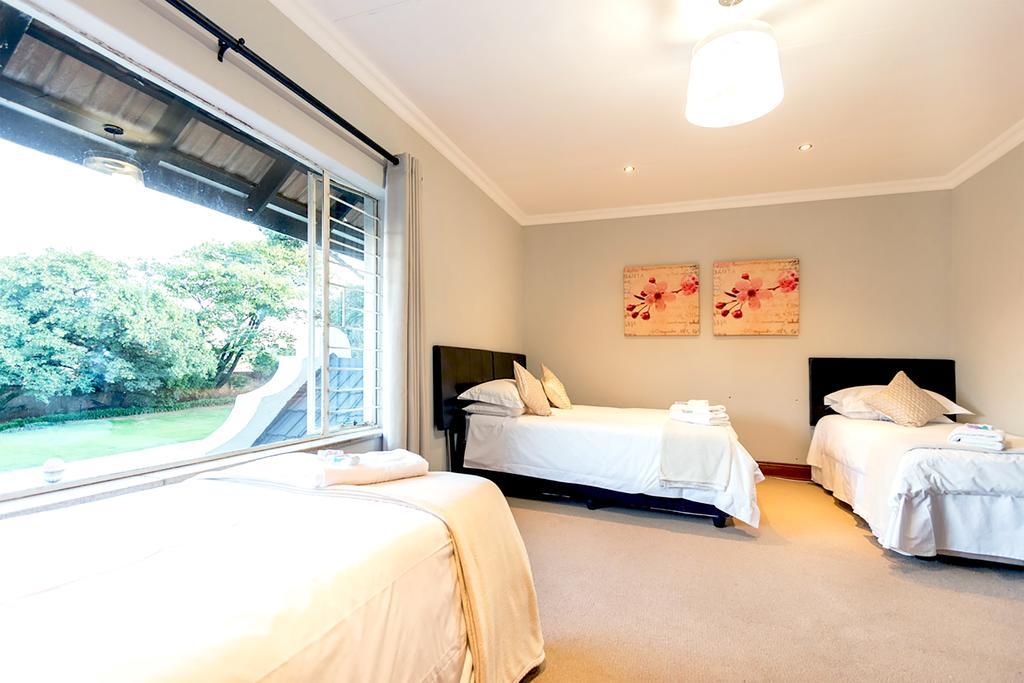 Or Tambo Guest House Kempton Park Esterno foto