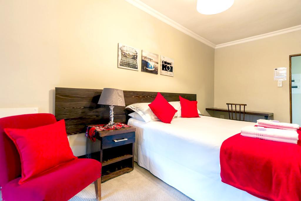 Or Tambo Guest House Kempton Park Esterno foto