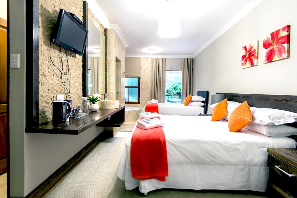 Or Tambo Guest House Kempton Park Esterno foto
