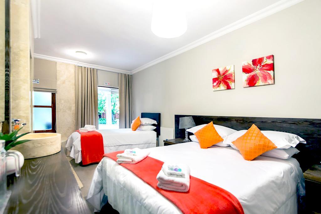 Or Tambo Guest House Kempton Park Esterno foto