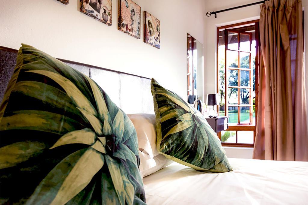 Or Tambo Guest House Kempton Park Esterno foto