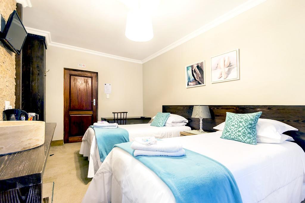 Or Tambo Guest House Kempton Park Esterno foto